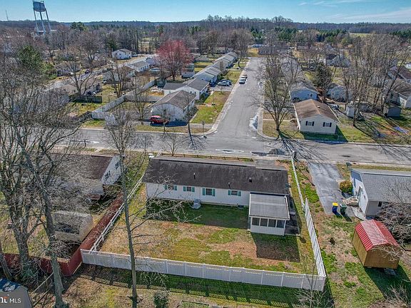 4th image of 209 Woods Edge Ln