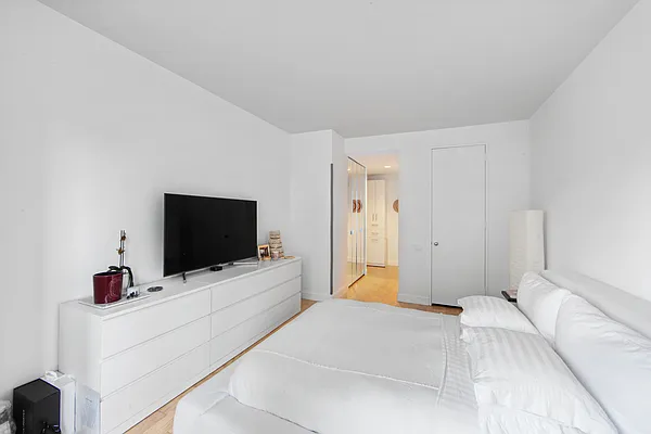 Rented by Realmart Realty LLC | media 9