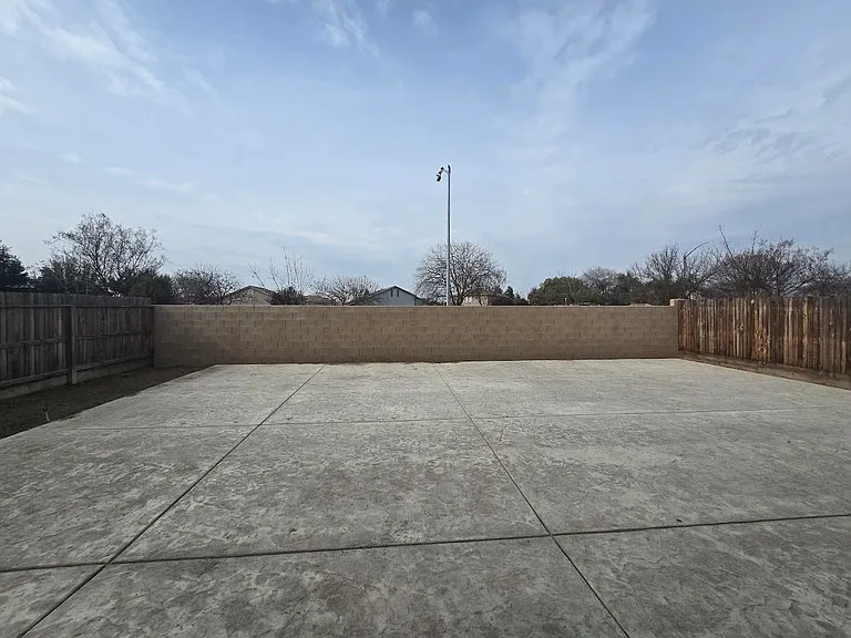 2320 S Claremont Ave — Photo 53