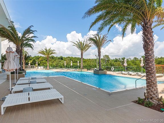 2nd image of 16385 Biscayne Blvd Unit 802