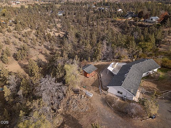 5th image of 3915 NW 21st St