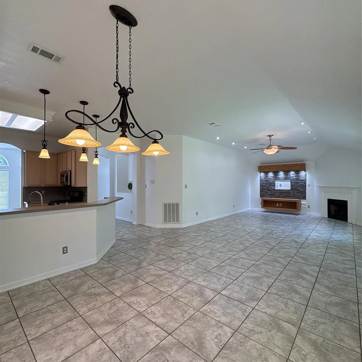3 bed, 2.0 bath, 1992 sqft, $2,050 — Photo 2