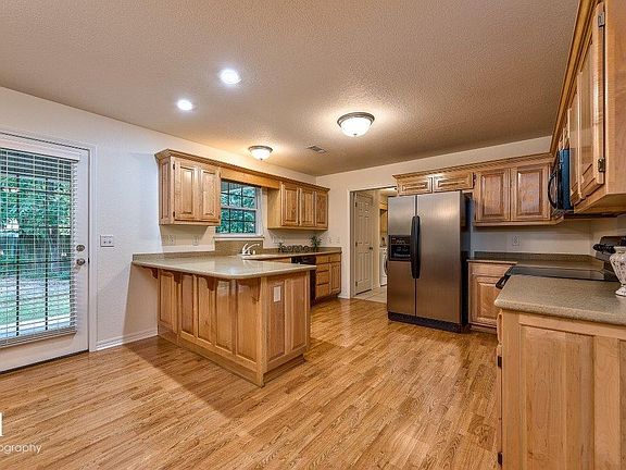 4th image of 10 E Elvendon Dr