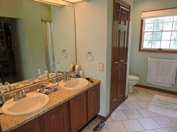 5th image of 209 Thornwood Ct