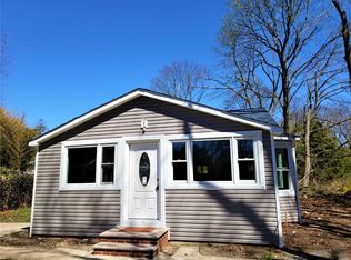 405 Middle Rd, Bayport, NY 11705