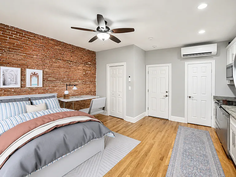 470A E 4th St #5 — Photo 3