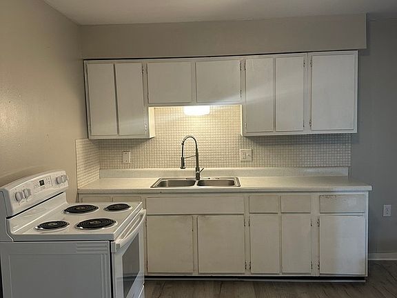2nd image of 100 Highland Pl #D