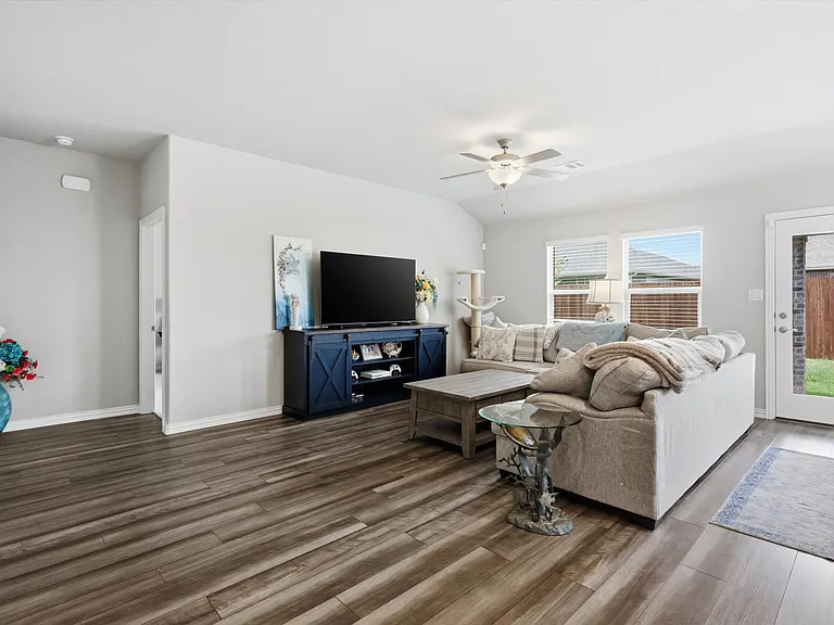 410 Dempsey Dr — Photo 12