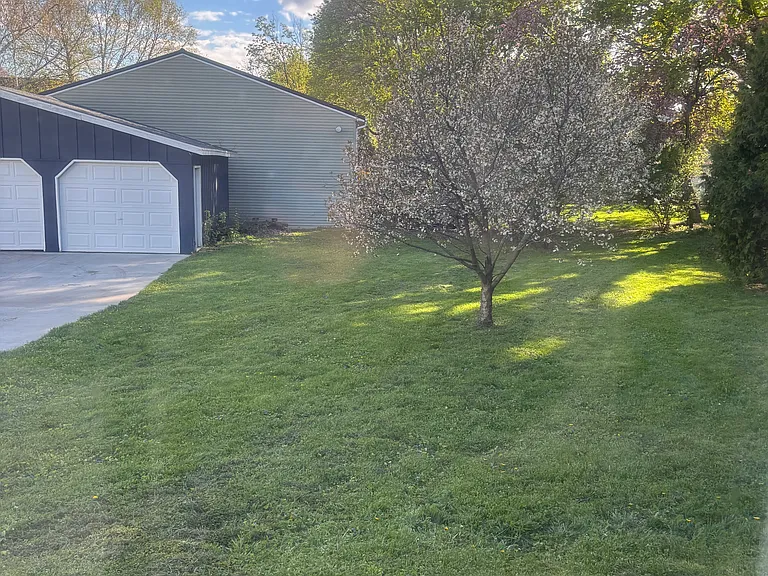335 W School St — Photo 5