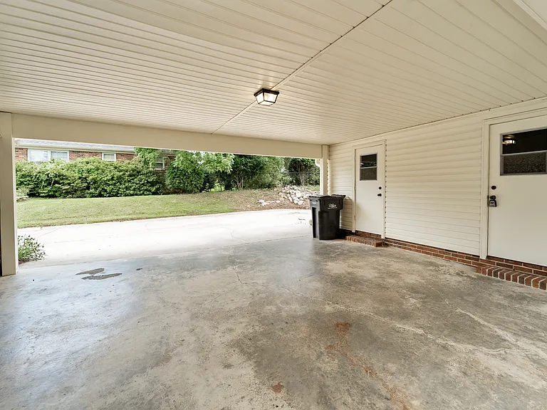 605 Regent Rd — Photo 29