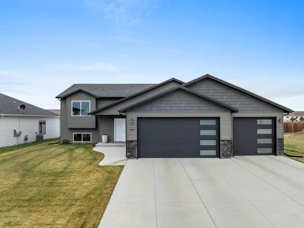 1504 Woodlands Way SE, Minot, ND 58701