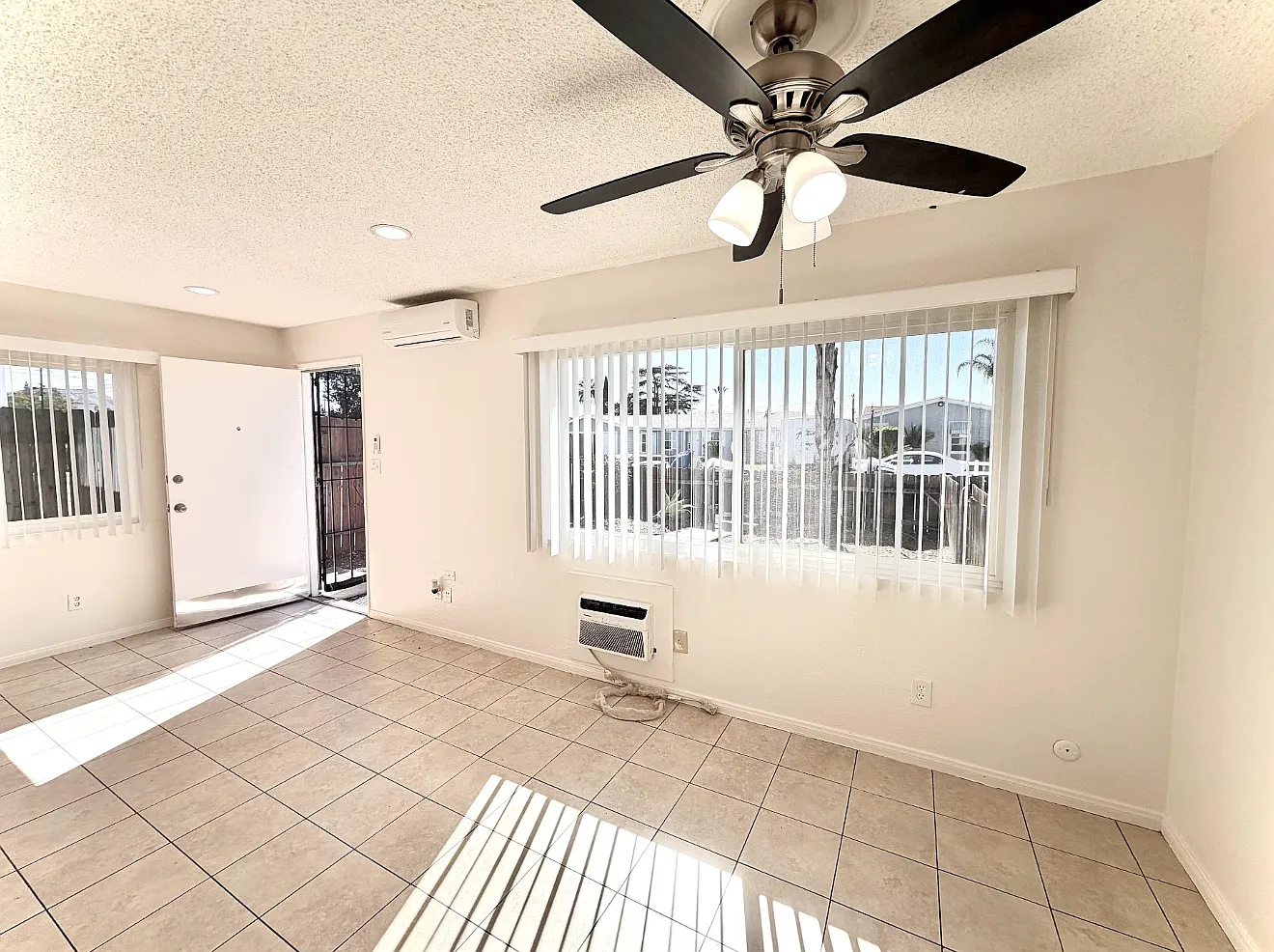 2 bed, 727 sqft, $2,245 — Photo 2