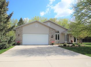 1094 Birch Dr, Mason City, IA 50401