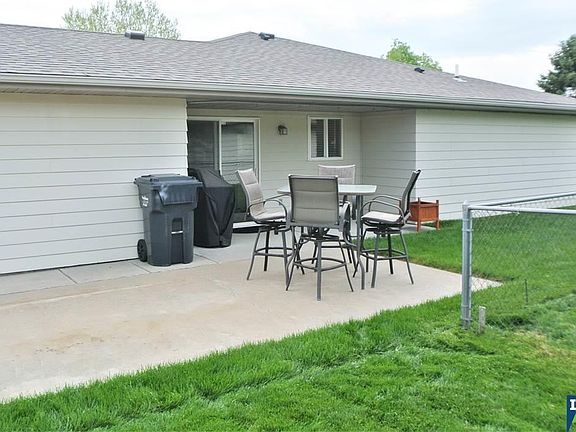 2nd image of 729 Folsom Ln