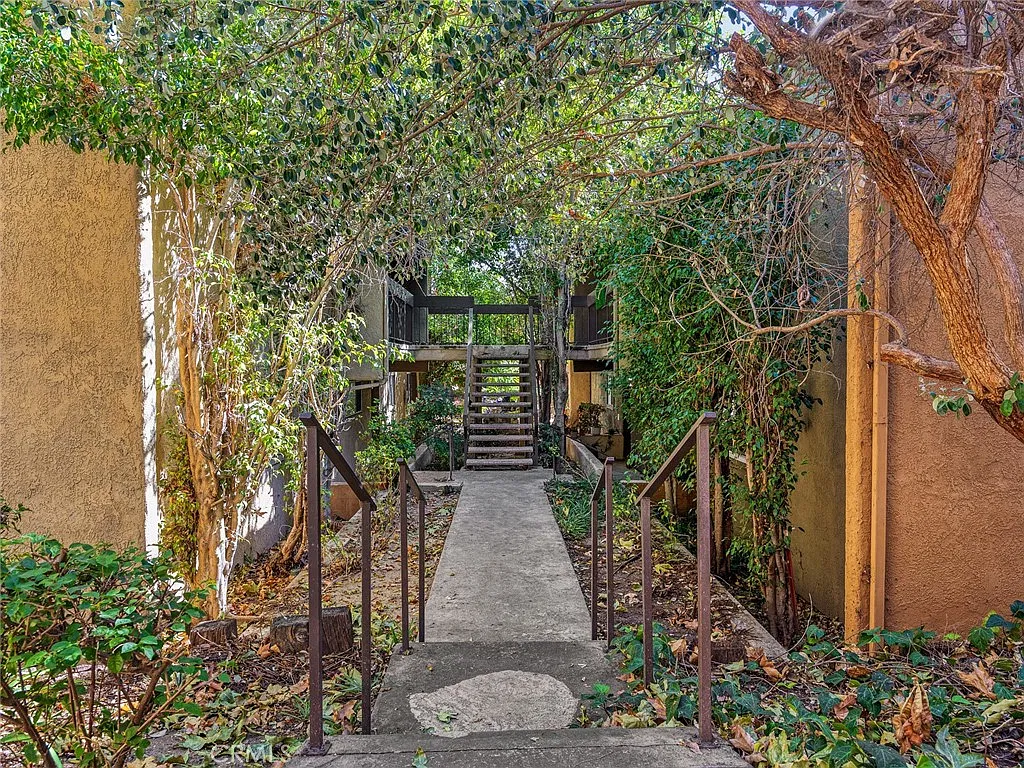 3 bed, 1030 sqft, $3,500 — Photo 3
