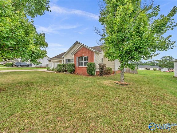 2nd image of 107 Tanner Cove Cir