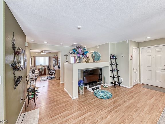 4th image of 3958 Gold Glimmer St