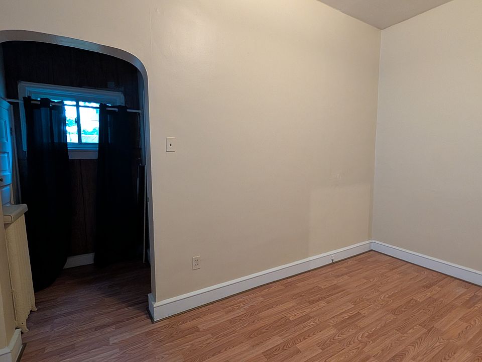 Bed room into walking closet view