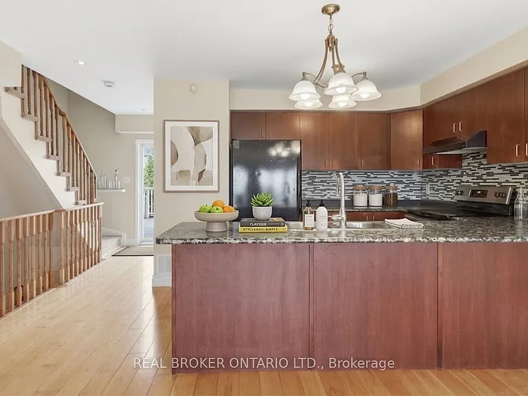 3985 Eglinton Ave W — Photo 5