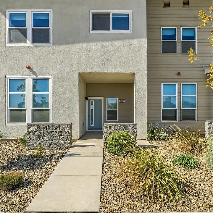 809 Ashwood Way