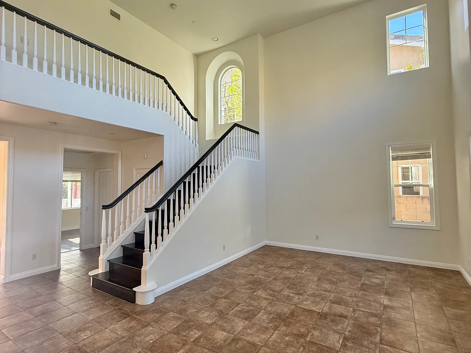 4 bed, 3233 sqft, $5,500 — Photo 3