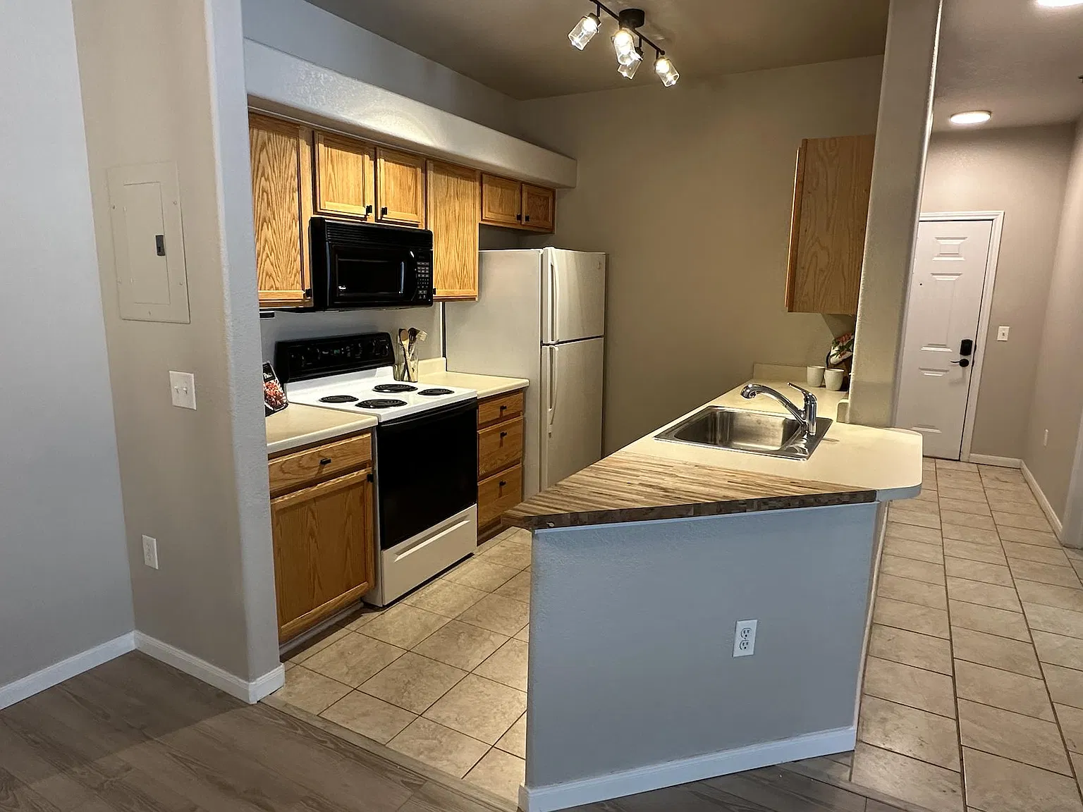 2 bed, 1074 sqft, $2,000 — Photo 2