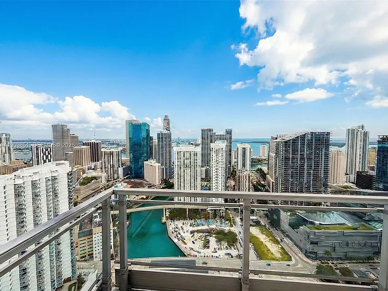 92 SW 3rd St #Penthouse 5213 — Photo 2