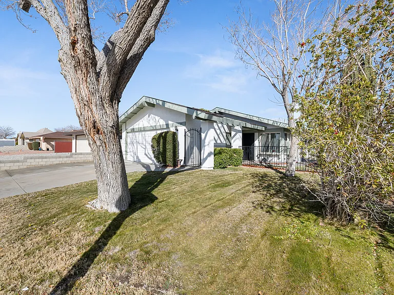 841 Landsford St — Photo 3