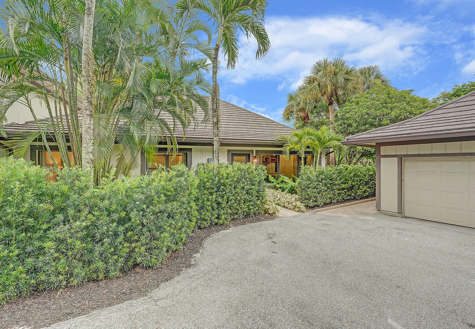 3 bed, 3.0 bath, 2400 sqft, $20,000 — Photo 3
