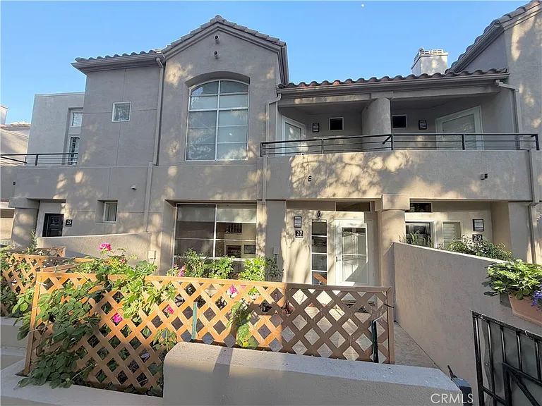 27 Tradewinds — Photo 1