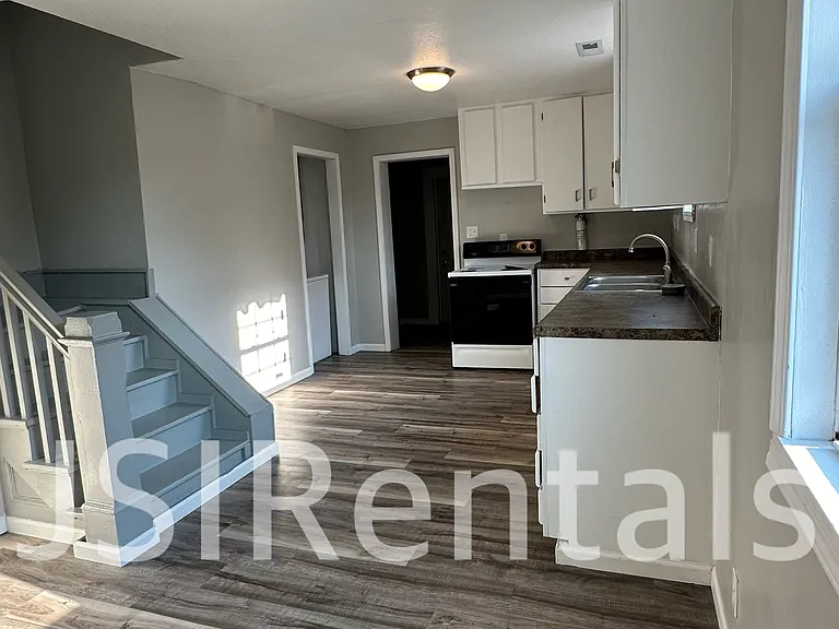 1212 E 5th St — Photo 3