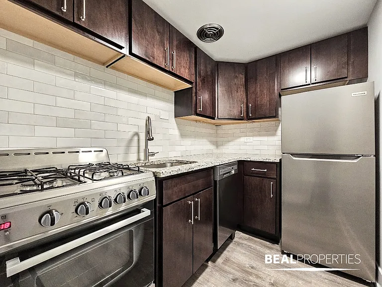 445 W Barry — Photo 106