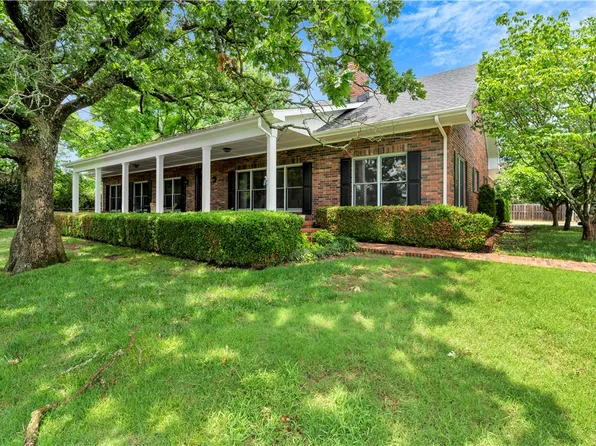 1141 E Ridgeway Dr, Fayetteville, AR 72701
