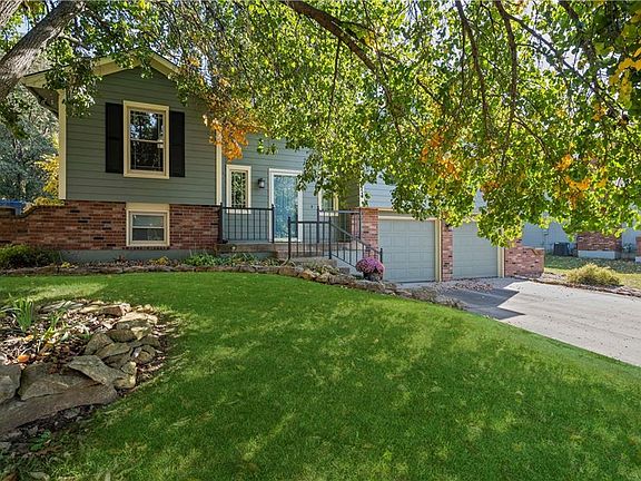3rd image of 623 SE Greenridge Dr