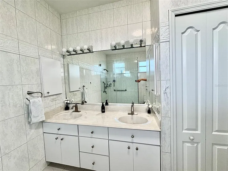 219 Venetia Ave — Photo 23