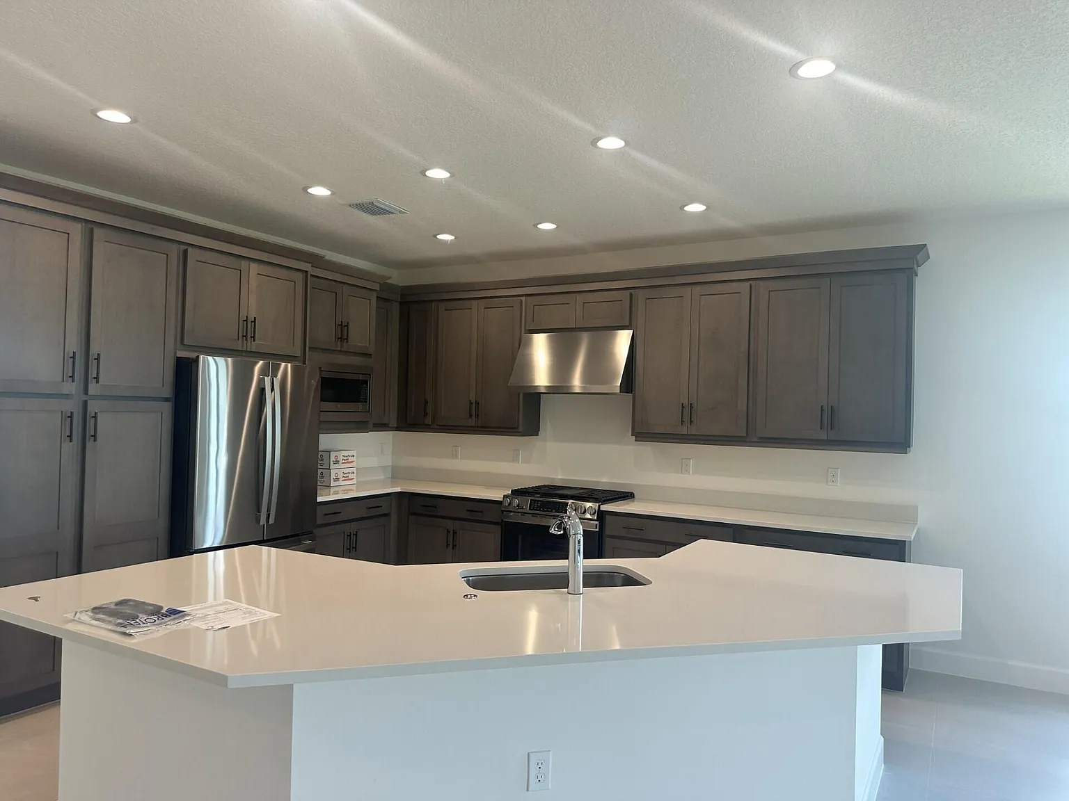 4 bed, 3.0 bath, 2352 sqft, $4,300 — Photo 3