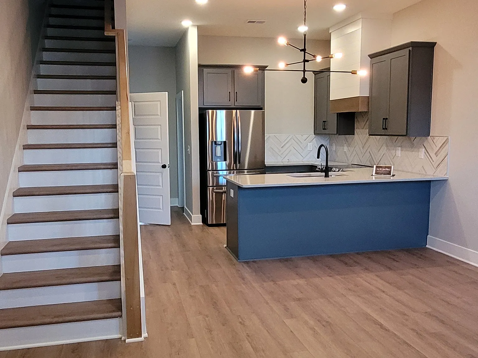 3 bed, 1380 sqft, $2,285 — Photo 3