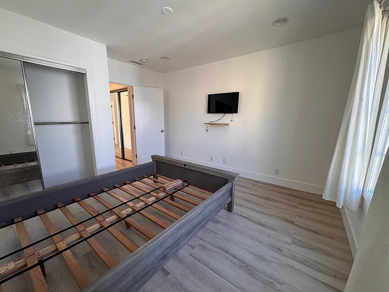 1339 S Mansfield Ave — Photo 14