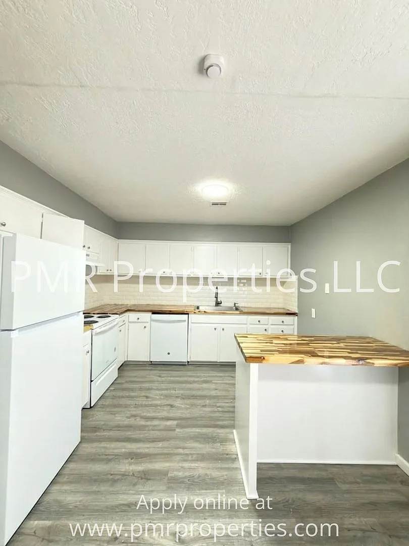 4 Bedrooms/2 Bathrooms House — Photo 3