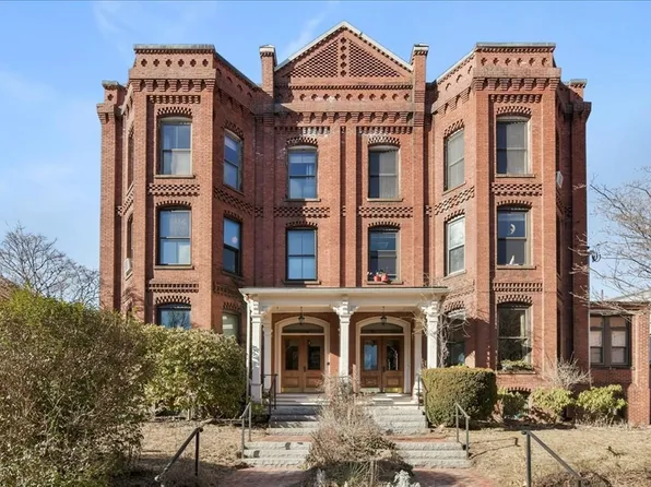 15 Davis Ave #1C, Brookline, MA 02445
