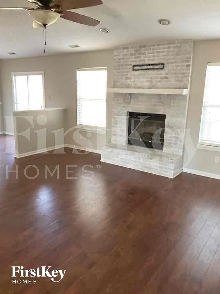 3 bed, 2.0 bath, 1418 sqft, $2,250 — Photo 2