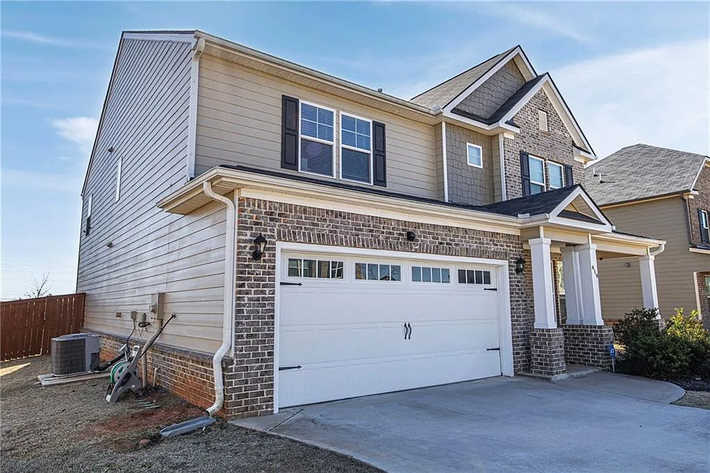 5 bed, 4.0 bath, 3197 sqft, $3,000 — Photo 2