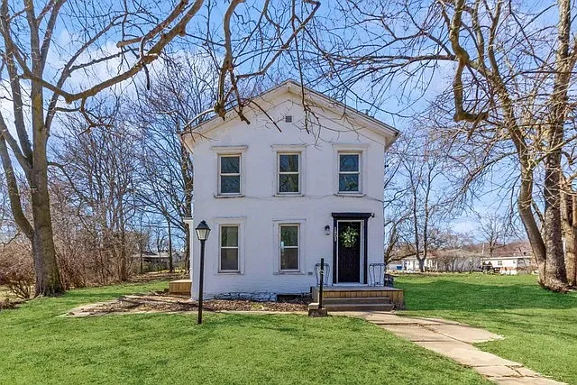 3 bed, 1472 sqft, $2,000 — Photo 1