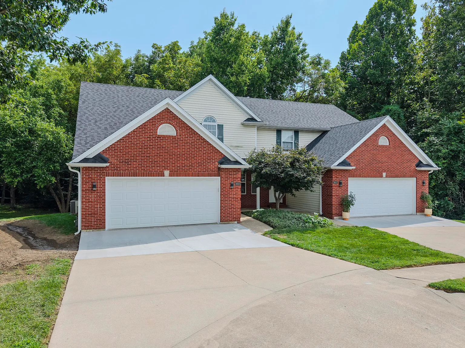 3 bed, 2.5 bath, 2200 sqft, $2,195 — Photo 2