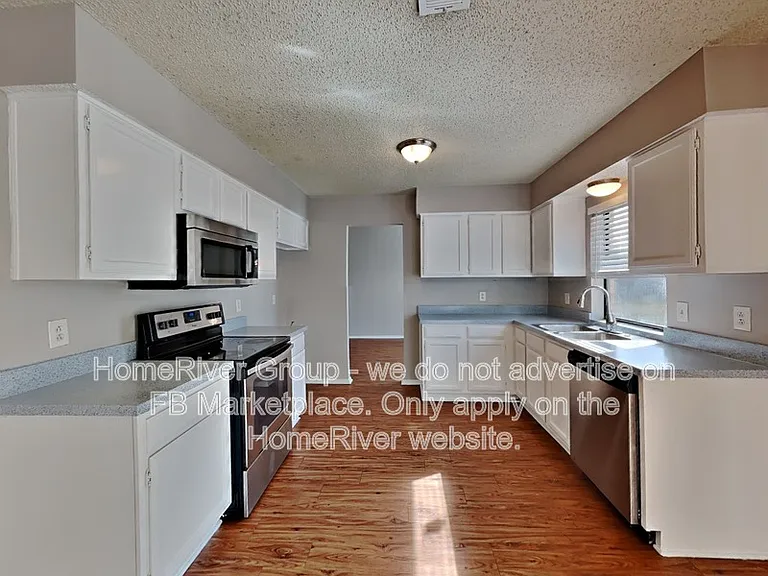 1105 Geneva Ct — Photo 8