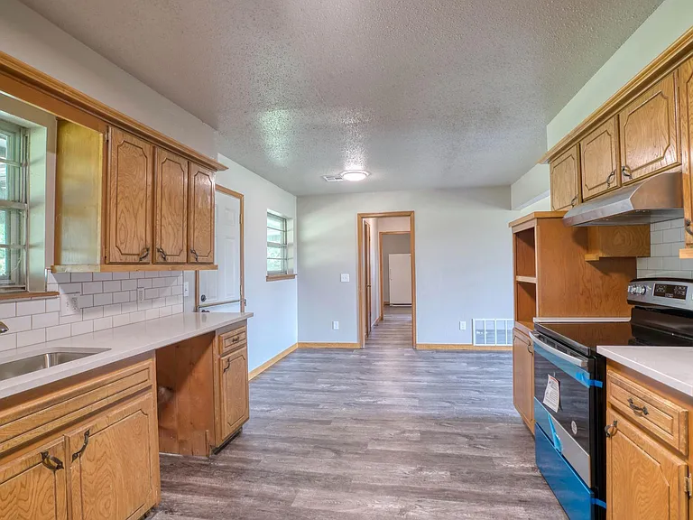 2823 S Eastern Ave — Photo 3