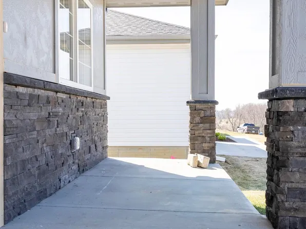 7605 S 34th St, Bellevue, NE 68147