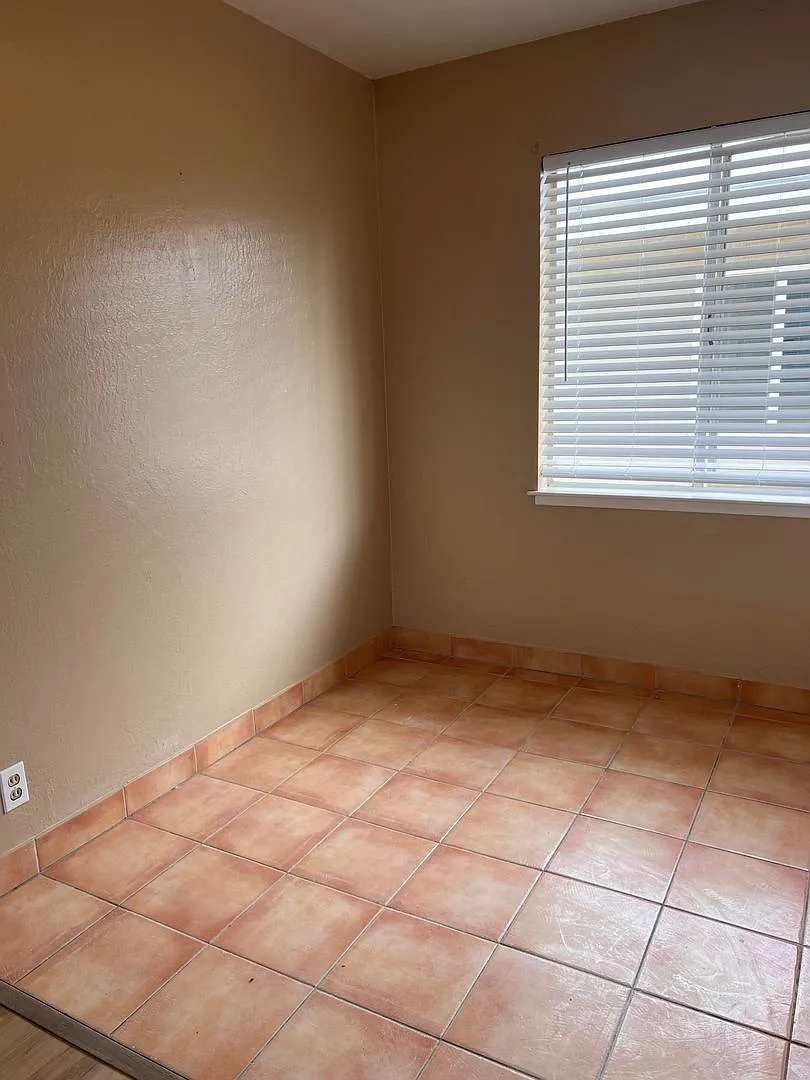 0146 - Clifton Ave 389 — Photo 3