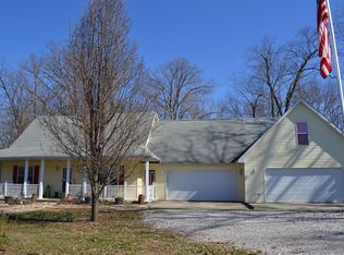 2283 Ticklen Rd, Odin, IL 62870