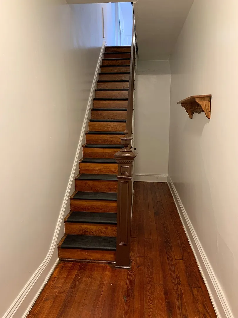 Spacious 3 bedroom in the East End of York City with Parking — Photo 2
